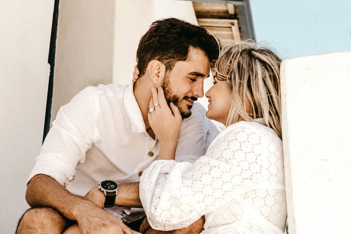 7 Surprising Signs Men is Emotionally Attached